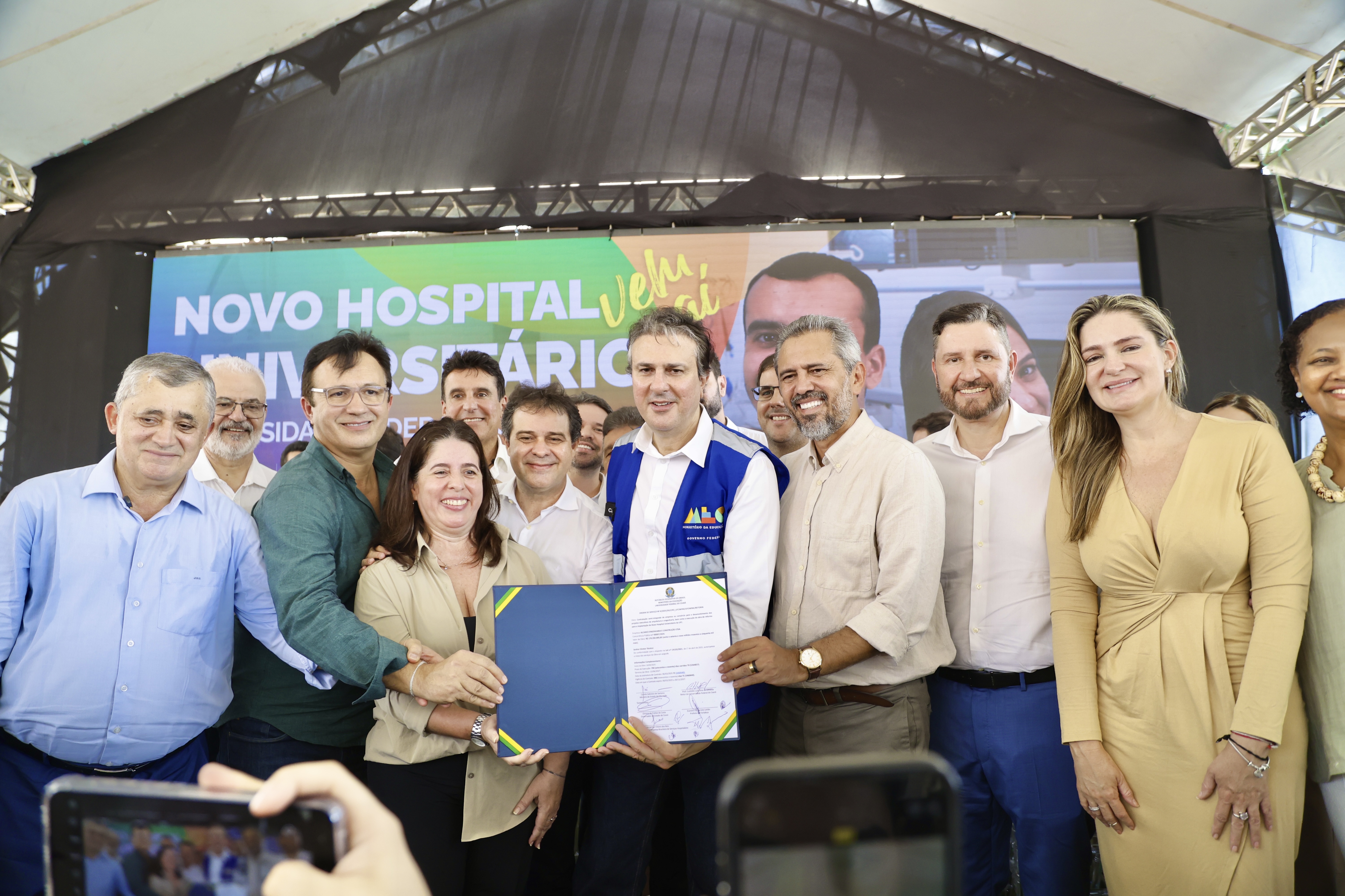 autoridades seguram o documento da ordem de serviço no palco